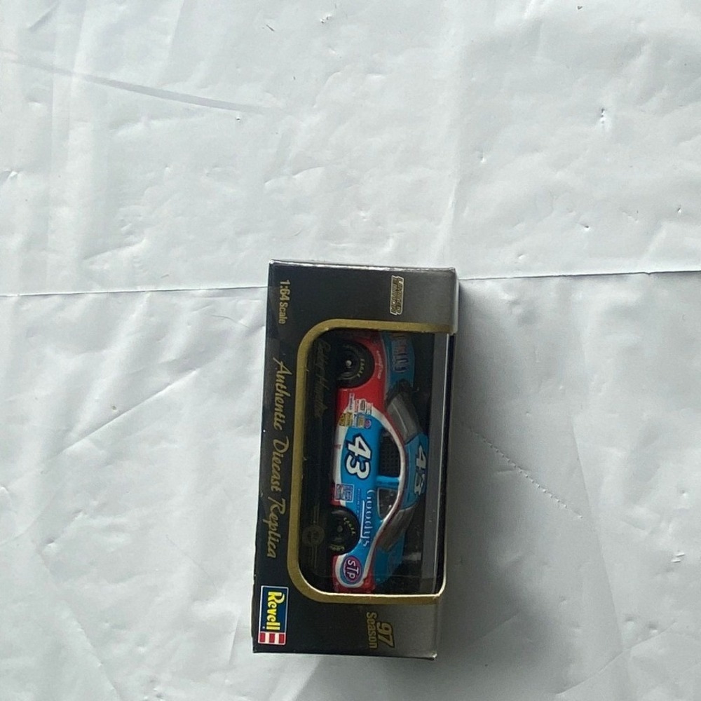 Revell 1 54 Scale Authentic Diecast Replica Race Car Blue and Red Number 43